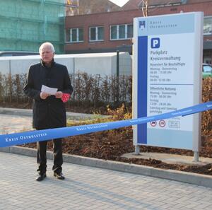 Bild vergrößern: Landrat Reinhard Sager eröffnet die neue Parkplatzanlage