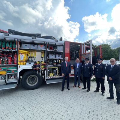 Bild vergrößern: Landrat Sager bergibt neues Feuerwehrfahrzeug an die Gemeinde Ssel