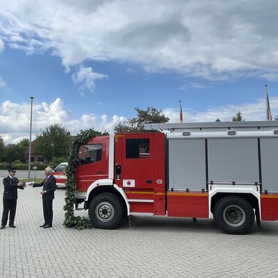 Bild vergrößern: Landrat Sager bergibt neues Feuerwehrfahrzeug an die Gemeinde Ssel