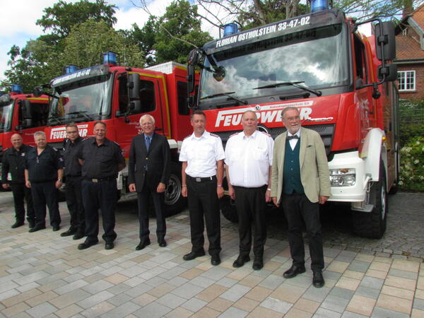 Landrat Reinhard Sager bergibt 18 Fahrzeuge an Feuerwehren und Hilfsorganisationen des Katastrophenschutzes