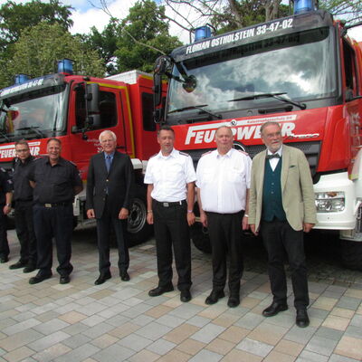 Bild vergrößern: Landrat Reinhard Sager bergibt 18 Fahrzeuge an Feuerwehren und Hilfsorganisationen des Katastrophenschutzes