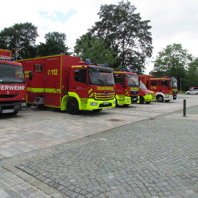 Bild vergrößern: Landrat Reinhard Sager bergibt 18 Fahrzeuge an Feuerwehren und Hilfsorganisationen des Katastrophenschutzes