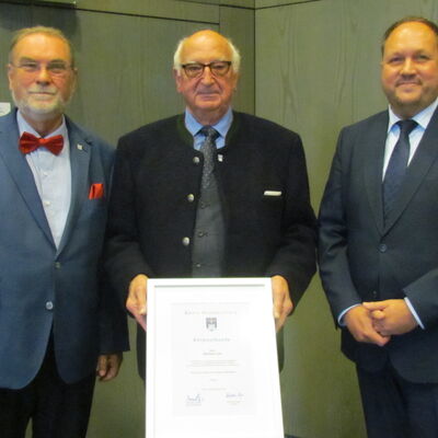 Bild vergrößern: Kreis verleiht Ehrennadel an zwei verdiente Ehrenamtler