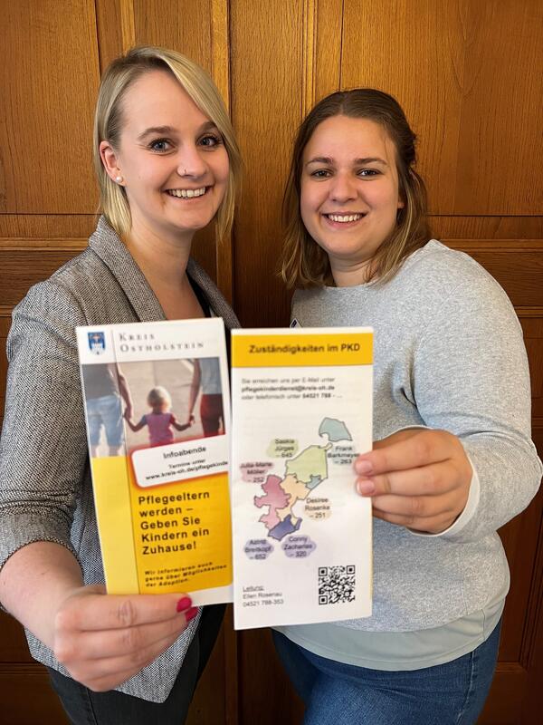 Bild vergrößern: Julia-Marie Mller und Desiree Rosenke stellen den neuen Flyer des Pflegekinderdienstes vor.