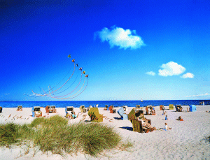 Blick auf Strandidylle: Strandk&ouml;rbe und Drachen