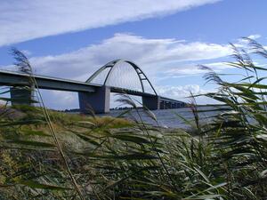 Die Fehmarnsundbr&uuml;cke verbindet seit 40 Jahren die Insel Fehmarn und das Festland