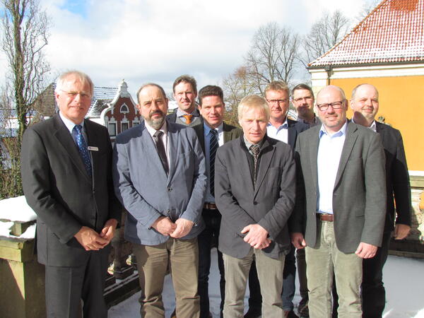Foto von links: Landrat Reinhard Sager, Lutz Schl&uuml;nzen, Friedrich von Ludowig, Heinrich Mougin, Jens Alpers, Fachbereichsleiter Nils Hollerbach, Klaus Pritschau, Holger Sch&auml;dlich und Fachdienstleiter Joachim Siebrecht