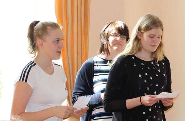 Bild vergrößern: Ruusa Lankkanen und Tiina Sandberg überbrinden die Grüße der Partnerschaftsregion Mikkeli