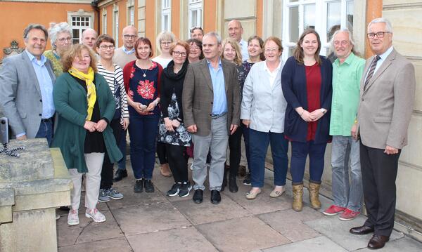 Bild vergrößern: Lehrkräfte mit Kreispräsident Ulrich Rüder