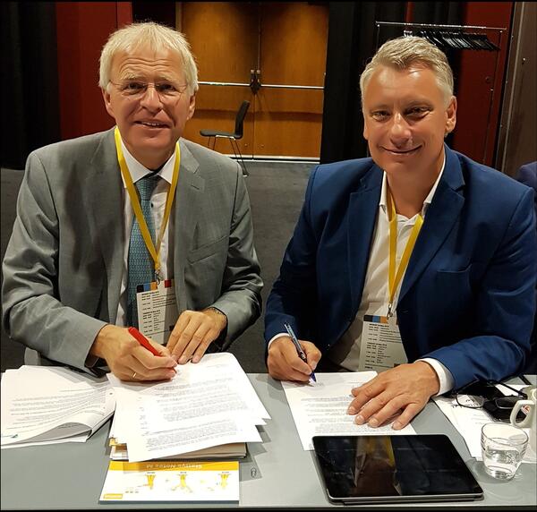 Ostholsteins Landrat Reinhard Sager (links) und Holger Schou Rasmussen (Bürgermeister Kommune Lolland) unterzeichnen das Positionspapier des Fehmarnbelt-Komitees.