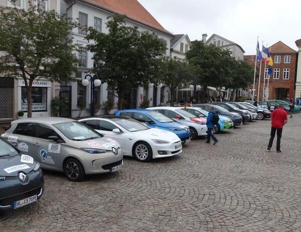 Bild vergrößern: E-Mobile auf dem Eutiner Marktplatz