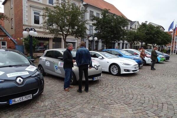 Bild vergrößern: Fachdienstleiter Horst Weppler erläutert die Vorteile der E-Mobilität