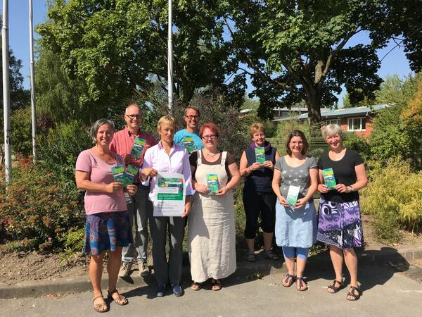 Bild vergrößern: von links: Sandra Albert (mixed pickles), Andreas Weddeling (Die Ostholsteiner), Silke Meints (Kreisgleichstellungsbeauftragte), Timo Westermann (Behindertenselbsthilfe Mönchneversdorf), Julia R. Börger, Kerstin Wenzel (Die Ostholsteiner), Ruth Taschendorf, Maeve Reichel (Frauenberatung und Notruf OH e.V.)