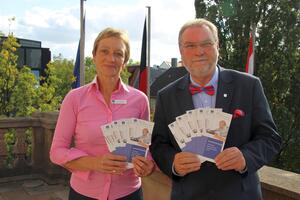 Bild vergrößern: Kreispräsident Harald Werner und Kreisgleichstellungsbeauftragte Silke Meints suchen