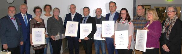 Bild vergrößern: Kreispräsident Harald Werner und Landrat Reinhard Sager mit den ausgezeichneten Firmen