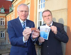 Bild vergrößern: Kreispräsident Werner und Landrat Sager stellen das kommunale Entwicklungshilfeprojekt vor