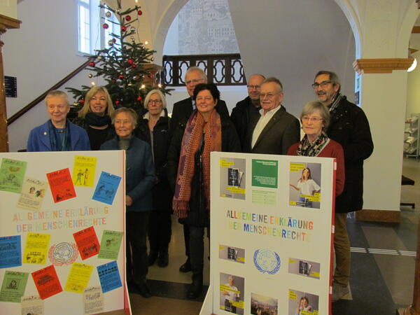 Gruppenbild im Kreishaus mit Landrat Sager zum Tag der Menschenrechte