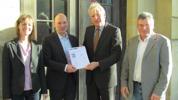 Bild vergrößern: v.l.: Sibylle Kiemstedt (Fachdienst Regionale Planung), Thomas Pöhlker (infas enermetric), Landrat Reinhard Sager und Horst Weppler (Fachdienst Regionale Planung) stellen das Klimaschutzkonzept vor.