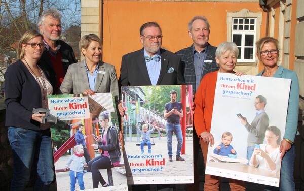 Vetreter des Kreises und der Familienzentren stellen die Kampagne unter Schirmherrschaft des Kreispräsidenten Harald Werner vor