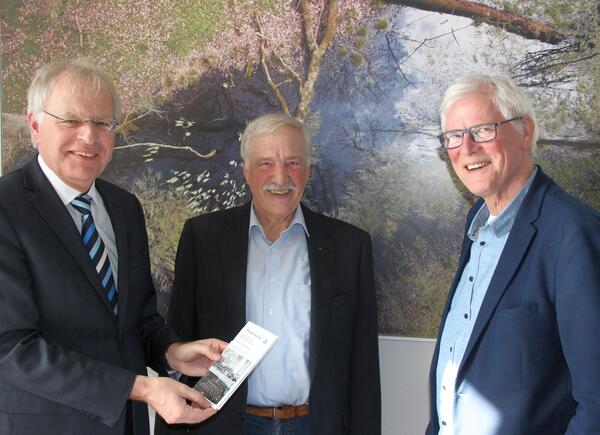 (von links) Landrat Reinhard Sager, Hans-Peter Kirscht und Uwe Muchow von der Freimaurerloge&laquo;