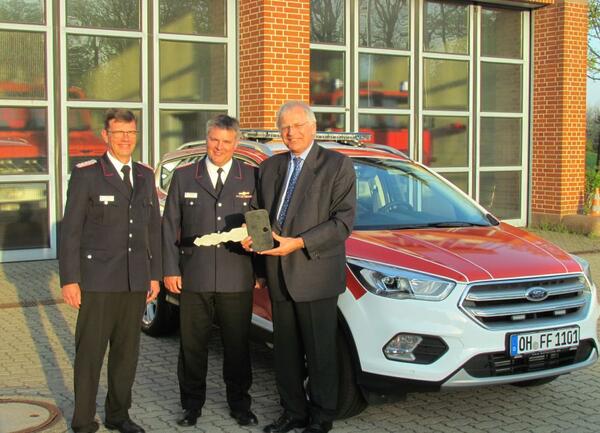 Landrat Sager &uuml;bergibt Kommandowagen an die Kreiswehrf&uuml;hrung