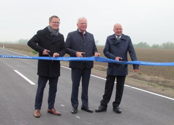 Stehend von links:  Verkehrs-Staatssekretär Dr. Thilo Rohlfs, Landrat Reinhard Sager und Bürgermeister der Stadt Fehmarn Jörg Weber