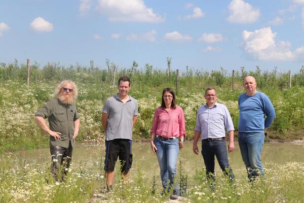 Bild vergrößern: Eigentümer, NABU und UNB des Kreises Ostholstein überzeugten sich vom Erfolg der Biotopmaßnahme