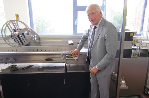 Bild vergrößern: Landrat Reinhard Sager startet die neue Schlauchwaschanlage