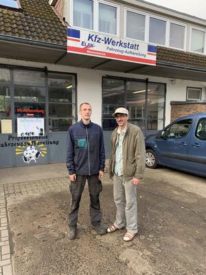 Bild vergrößern: Wahidullah Waziri (rechts) von der ELAN-Tankstelle in Malente freut sich, mit Jan Karnbach (links) einen engagierten Mitarbeiter gefunden zu haben. Jan Karnbach ist einer von 230 Arbeitnehmern, die das Jobcenter Ostholstein mit dem neuen Zuschuss zur Teilhabe am Arbeitsmarkt fördert