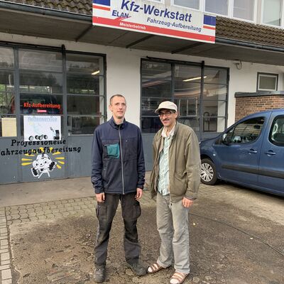 Wahidullah Waziri (rechts) von der ELAN-Tankstelle in Malente freut sich, mit Jan Karnbach (links) einen engagierten Mitarbeiter gefunden zu haben. Jan Karnbach ist einer von 230 Arbeitnehmern, die das Jobcenter Ostholstein mit dem neuen Zuschuss zur Teilhabe am Arbeitsmarkt f&ouml;rdert