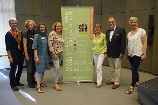 Bild vergrößern: Ausstellungseröffnung: Silke Meints (GB), Lisa Petersen-Jungk, Ruth Taschendorf, Julia Dabelstein, Annette Schiffmann (Kuratorin), Harald Wer-ner (KP), Maeve Reichel (Mitarbeiterinnen Frauennotruf OH). (v.links)