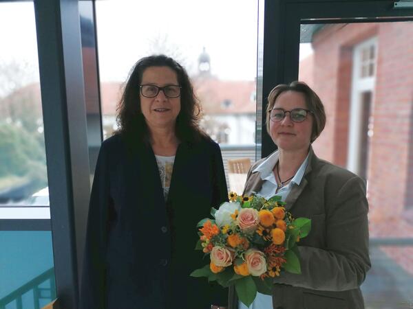 Sabine Axt, stellvertretende Vorsitzende (links), Stephanie Stürholdt, neue 1.Vorsitzende (rechts)