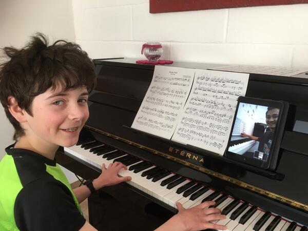 Die Kreismusikschule Ostholstein bietet Online-Unterricht an. Hier dieselbe Unterrichtssituation von zwei Seiten: Klavierpädagoge Danang Dirhamsyah und sein Schüler Felix Jeck.