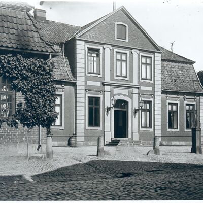 Bild vergrößern: 1. Das Qualensche Palais im Jahr 1909