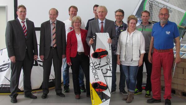 Landrat Reinhard Sager (Mitte) und die Mitwirkenden stellten das neue Magazin ride* im Gewerbezentrum Oldenburg vor.