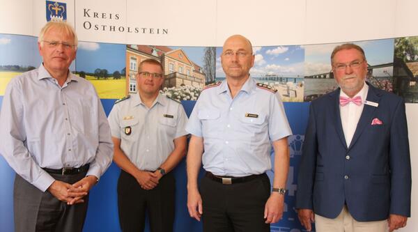 v.l.: Landrat Reinhard Sager, Oberstleutnant d.R. Martin Stellberger, Oberst Axel Schneider und Kreispräsident Harald Werner
