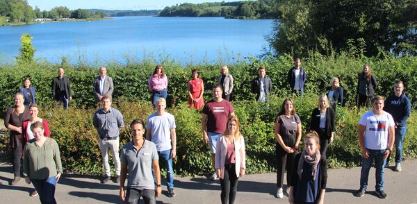 Bild vergrößern: Initiatoren, Ausbildungsleiter, Trainer und Teilnehmende am PENG-Azubi-Netzwerk-OH