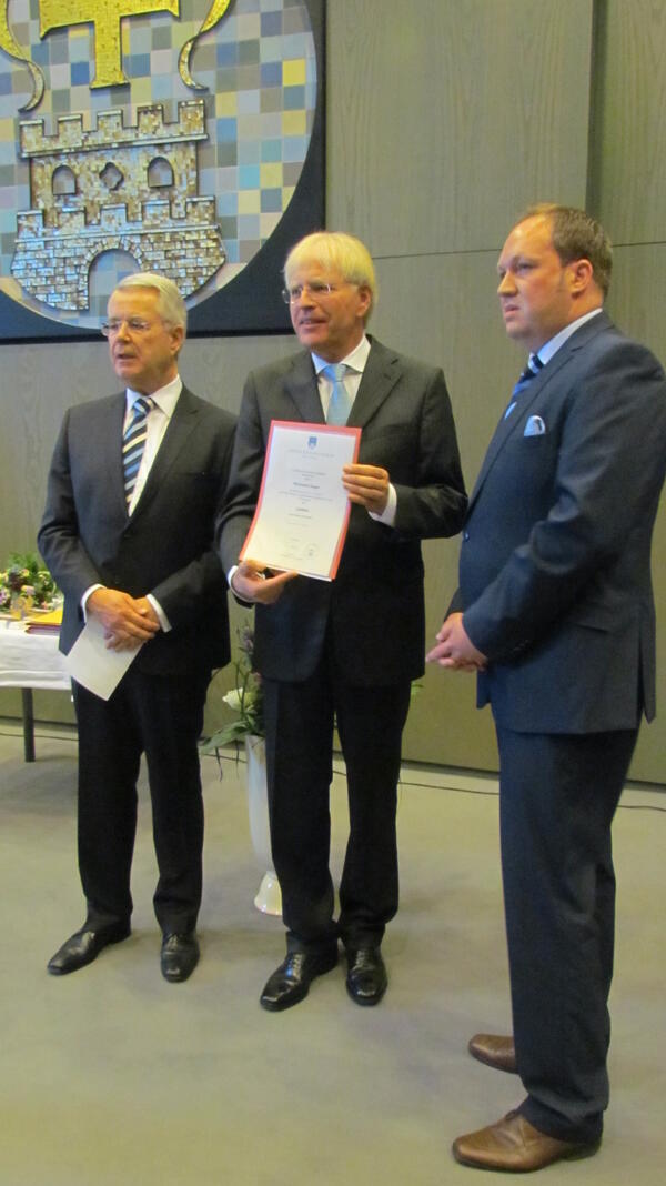 Bild vergrößern: v.l.: Kreispräsident Ulrich Rüder, Landrat Reinhard Sager und der stellv. Landrat Timo Gaarz nach der Ernennung.