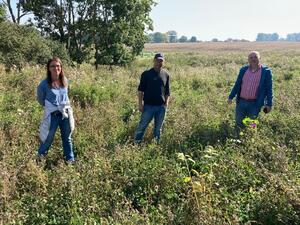 Bild vergrößern: Elke Bögelsack (Ausgleichsmanagerin), Wulf-SophusTheophile (Landwirt), Joachim Siebrecht (Fachdienstleiter Natur und Umwelt), es fehlt Holger Schädlich (Kreis-bauernverband) (Quelle: Holger Schädlich, Kreisbauernverband)