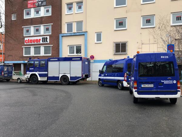 Bild vergrößern: THW-Einsatzfahrzeuge - THW untersttzt beim Aufbau des Impfzentrums in Eutin