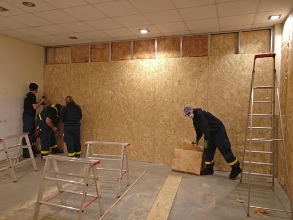 Innenausbau - THW unterstützt beim Aufbau des Impfzentrums in Eutin