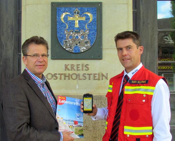 Bild vergrößern: v.l.: Detlef Wohlert und Sven Schönke stellen die neue App über Badeverbote an den Stränden vor.