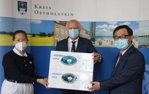 Bild vergrößern: Landrat Sager übernimmt die Spende der Tzu Chi Foundation