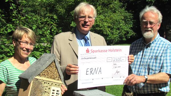 Bild vergrößern: v.l.:  Sonja Struwe (ERNA), Landrat Reinhard Sager und Dr. Werner Sach bei der symbolischen Spendenübergabe.
