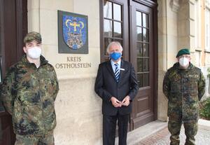 Bild vergr&ouml;&szlig;ern: Landrat Sager bedankt sich bei Verbindungskommandeur Martin Stellberger und Oberf&auml;hnrich Dominik Pirck,