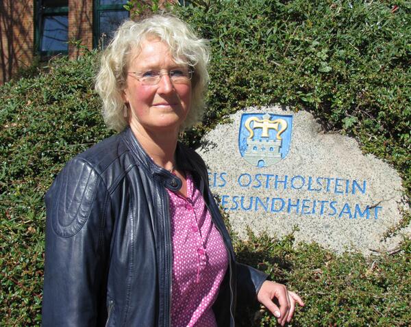 Bild vergrößern: Foto Maren Rohr vor Findling mit Gravur