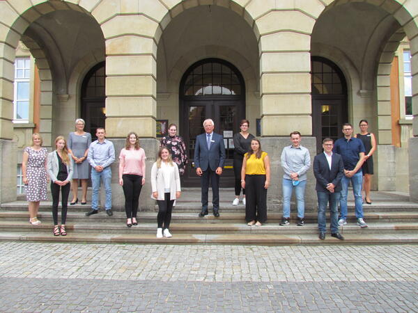 Die neuen Auszubildenden und Anwärterinnen und Anwärter, Von links: Liane Koch (Ausbildungsleitung), Laura Wohlers, Carina Leonhardt (Fachdienstleiterin Personal und Organisation), Tim Soomann, Larissa Hinsching, Celina Marleen Sorge, Susann Klages, Landrat Sager, Vanessa Eltermann, Jule Linder, Justin Cziommer, Daniel Lipka, Norwin Lindenbach und Daniela Rentzow (Fachgebietsleiterin Personal)