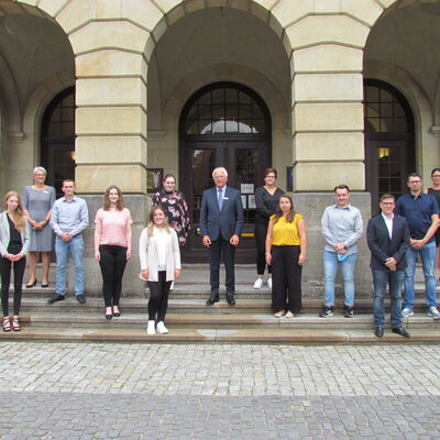 Bild vergrößern: Die neuen Auszubildenden und Anwrterinnen und Anwrter, Von links: Liane Koch (Ausbildungsleitung), Laura Wohlers, Carina Leonhardt (Fachdienstleiterin Personal und Organisation), Tim Soomann, Larissa Hinsching, Celina Marleen Sorge, Susann Klages, Landrat Sager, Vanessa Eltermann, Jule Linder, Justin Cziommer, Daniel Lipka, Norwin Lindenbach und Daniela Rentzow (Fachgebietsleiterin Personal)