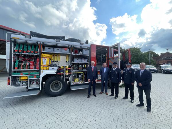 Landrat Sager bergibt neues Feuerwehrfahrzeug an die Gemeinde Ssel
