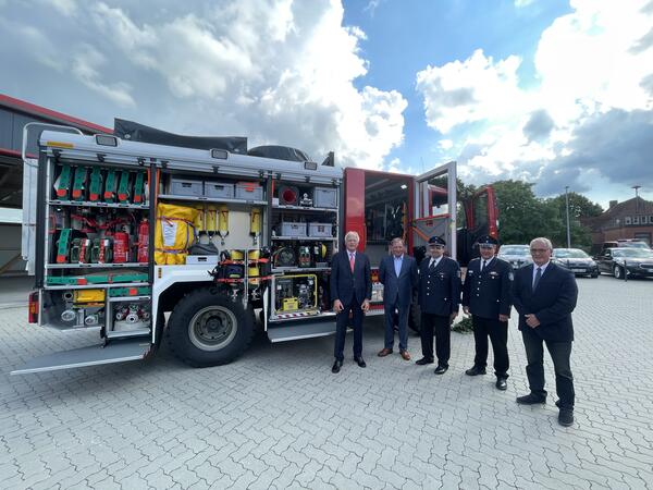 Landrat Sager übergibt neues Feuerwehrfahrzeug an die Gemeinde Süsel